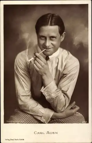 Ak Schauspieler Carl Auen, Portrait mit Zigarette