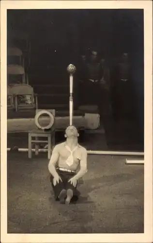 Foto Ak Artist auf der Bühne, Akrobat, Balanceakt, Zirkus