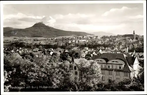Ak Hechingen Zollernalbkreis, Blick auf den Ort mit Burg Hohenzollern