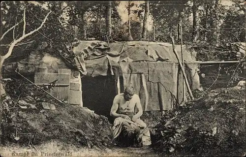 Ak Kampf im Priesterwald, deutscher Soldat sucht Läuse, I WK