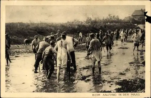 Ak Soldaten beim Aalfang in der Maas,Schlamm, Unterwäsche, I WK