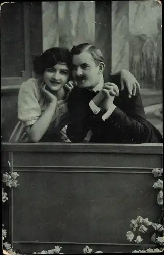 Ak Liebespaar, Umarmung, betender Mann