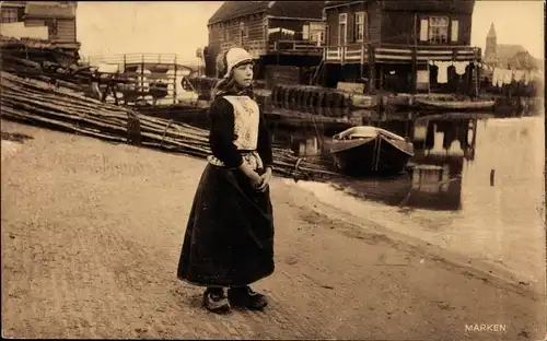 Ak Marken Nordholland Niederlande, Mädchen in niederländischer Tracht, Hafen, Boot