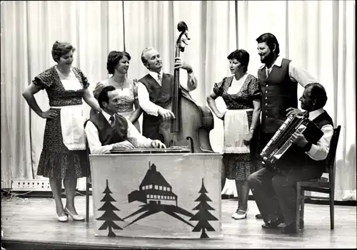 Foto Ak Seiffen im Erzgebirge, Heimatgruppe auf Bühne, Musikinstrumente