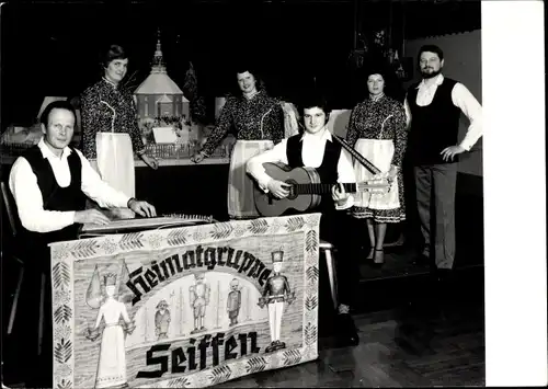 Foto Ak Seiffen im Erzgebirge, Heimatgruppe auf Bühne, Musikinstrumente