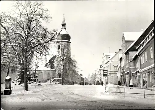 Ak Olbernhau im Erzgebirge Sachsen, Straßenpartie im Winter, Bushaltestelle, Kirchturm