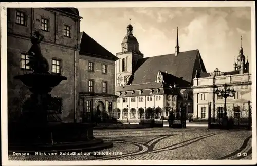 Ak Dessau in Sachsen Anhalt, Blick vom Schlosshof zur Schlosskirche