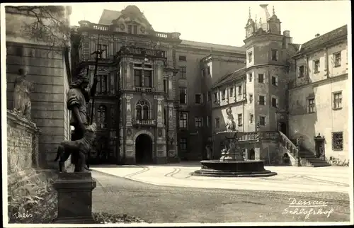 Foto Ak Dessau in Sachsen Anhalt, Partie im Schlosshof