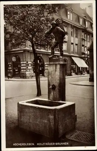 Ak Aschersleben im Salzlandkreis, Holzträger-Brunnen