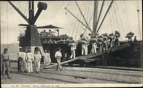 Ak Santos Brasilien, Docas, embarque de cafe, Seeleute beladen ein Schiff mit Säcken