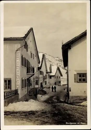 Ak Zuoz Kanton Graubünden, Dorfstraße im Winter