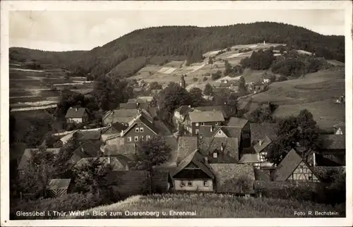 Ak Gießübel Schleusegrund Thüringer Wald, Blick auf die Stadt und zum Querenberg