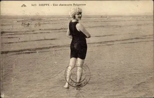 Ak Dieppe Seine Maritime, Une charmante Baigneuse, Frau in schwarzem Badeanzug