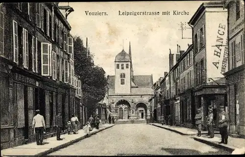 Ak Vouziers Ardennes, Leipziger Straße mit Kirche
