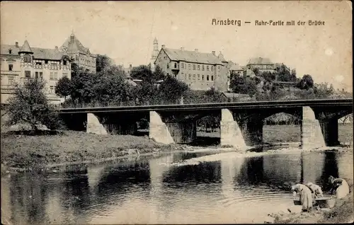 Ak Arnsberg im Hochsauerlandkreis, Partie an der Ruhr mit Brücke und Waschfrauen