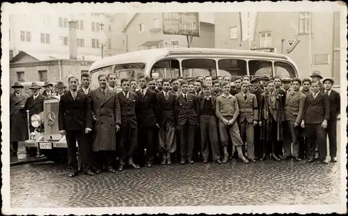 Foto Ak Leinfelden Echterdingen auf den Fildern, Männer und Jungen vor einem Mercedes Autobus
