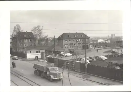 Foto Ak Straßenpartie, LKW, Autos