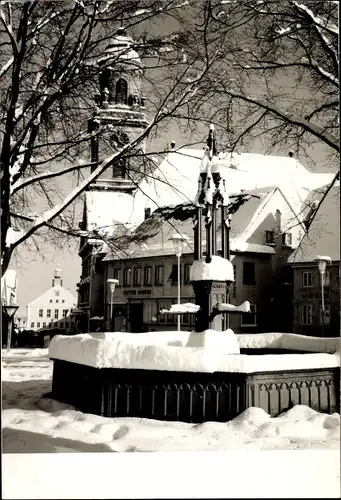 Foto Ak Hechingen im Zollernalbkreis, Stadtbrunnen im Schnee, Kirche