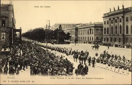 Ak Berlin Mitte, Unter den Linden, Kaiser Wilhelm II. an der Spitze der Fahnenkompanie
