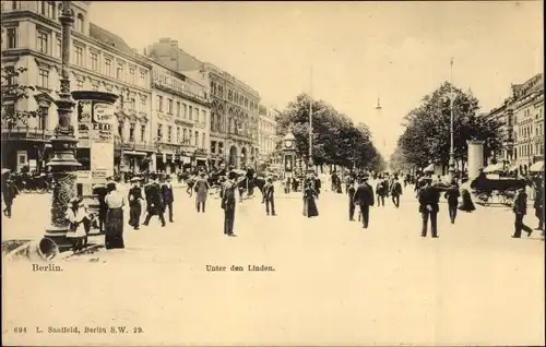 Ak Berlin Mitte, Unter den Linden, Litfaßsäule, Passanten