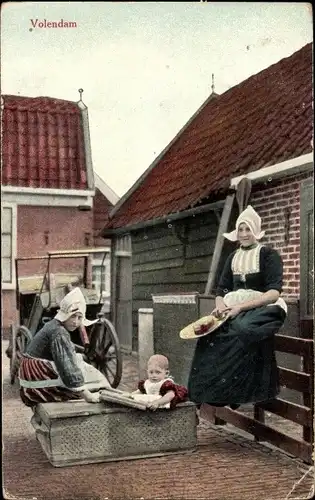Ak Volendam Nordholland Niederlande, Frauen in niederländischen Trachten, Wohnhäuser, Kind