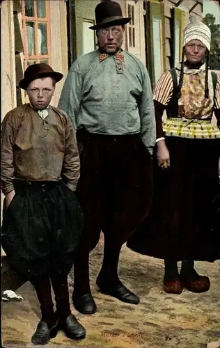 Ak Marken Nordholland Niederlande, Familie in niederländischen Trachten