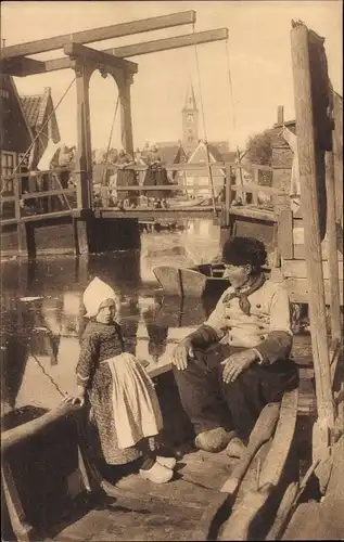 Ak Volendam Nordholland Niederlande, A Balance Bridge, Niederländische Tracht