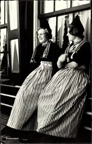 Ak Volendam Nordholland Niederlande, Frauen in niederländischen Trachten