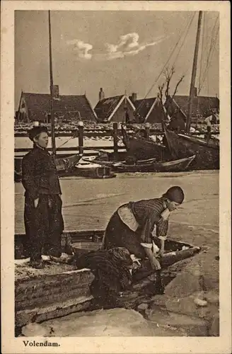 Ak Volendam Nordholland Niederlande, Hafen im Winter