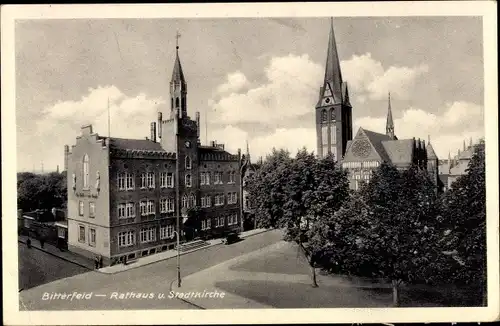 Ak Bitterfeld in Sachsen Anhalt, Rathaus u. Stadtkirche