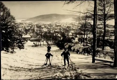 Ak Olbernhau im Erzgebirge Sachsen, Panorama im Schnee, Kinder auf Skiern