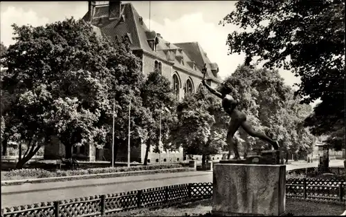 Ak Lutherstadt Eisleben in Sachsen Anhalt, Platz der Jugend mit Marathonläufer-Denkmal