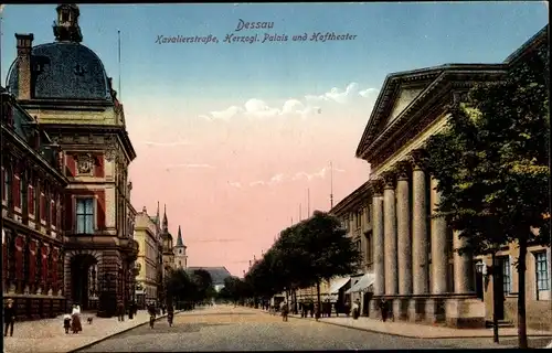Ak Dessau in Sachsen Anhalt, Kavalierstraße, Herzogl. Palais und Hoftheater