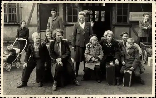 Foto Ak Erfurt in Thüringen, Gruppenfoto, Familien mit Kindern