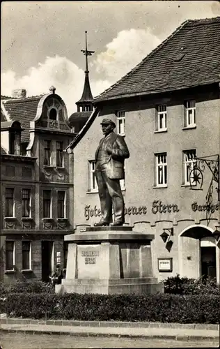 Ak Lutherstadt Eisleben in Sachsen Anhalt, Lenin Denkmal, Hotel goldener Stern