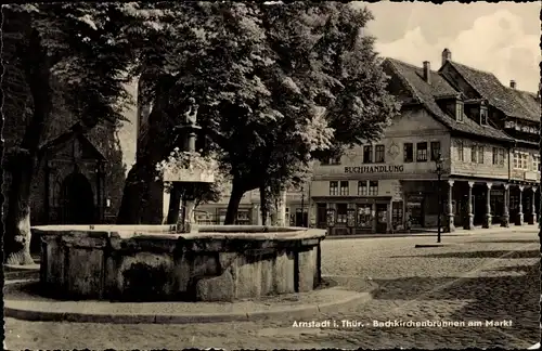 Ak Arnstadt in Thüringen, Bachkirchenbrunnen am Markt, Buchhandlung