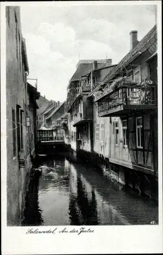 Ak Salzwedel in der Altmark, An der Jeetze, Wohnhäuser