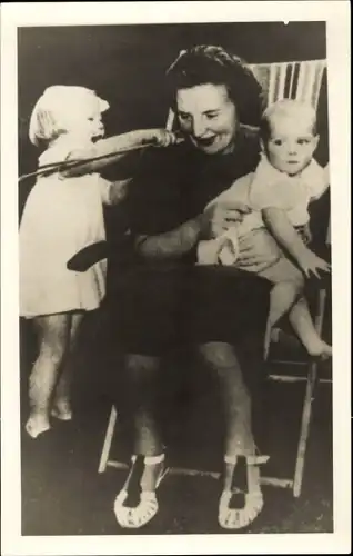 Foto Ak Königin Juliana der Niederlande mit Töchtern