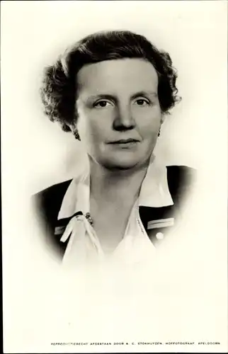 Ak Königin Juliana der Niederlande, Portrait, Hemdkragen