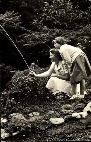 Ak Prinzessinnen Beatrix und Marijke, Paleis Soestdijk 1957