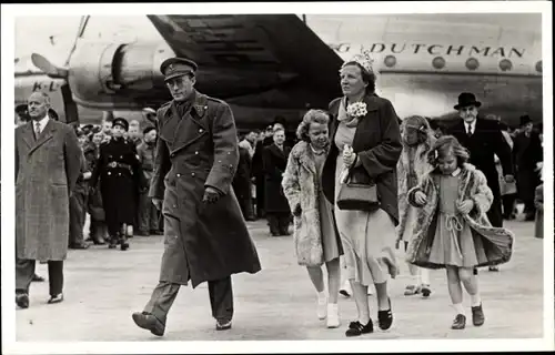 Ak Königin Juliana der Niederlande, Prinz Bernhard, Prinzessinnen, Schiphol 1950 Flying Dutchman KLM