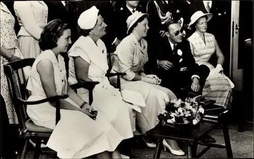 Ak Königin Juliana der Niederlande, Prinz Bernhard, Prinzessinnen Beatrix, Irene, Margriet