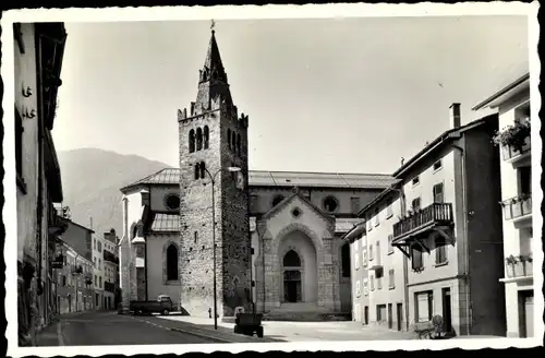 Ak Orsières Kanton Wallis, Straßenpartie, Turm, Wohnhäuser