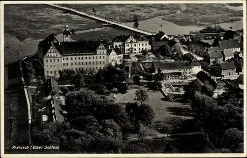 Ak Pretzsch Bad Schmiedeberg in der Dübener Heide, Fliegeraufnahme vom Schloss