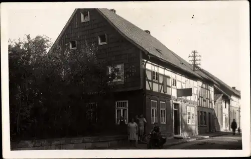 Foto Ak Kalefeld am Harz, Anwohner vor Gasthaus