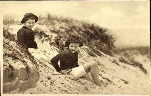 Ak Söhne des Kronprinzenpaares, Prinz Wilhelm, Prinz Louis Ferdinand, am Strand