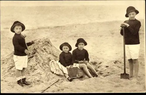Ak Sopot Zoppot, Söhne des Kronprinzen Wilhelm von Preußen am Strand