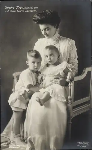 Ak Kronprinzessin Cecilie mit ihren beiden Söhnen, Portrait