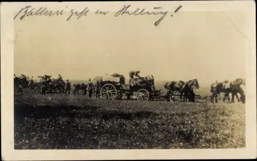 Foto Ak Batterie geht in Stellung, deutsche Geschützwagen, 1. WK