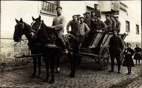 Foto Ak Deutsche Soldaten in Uniform auf einem Pferdefuhrwerk, Kinder